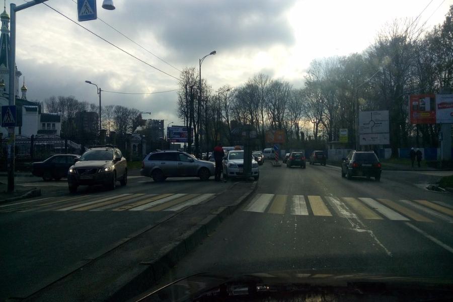 На ул.Невского из-за столкнувшихся легковушек образовалась пробка (фото)