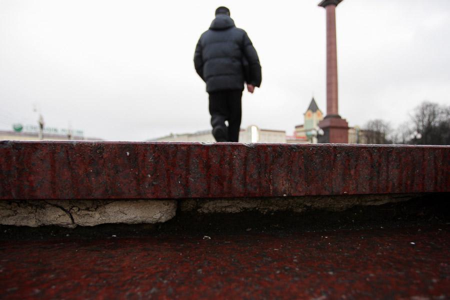 Победа и триумф: отчего на площади Победы появляются трещины и солевые отложения