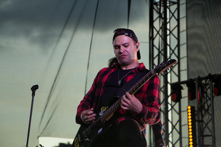 Марафон мировых хитов: в Калининграде прошёл рок-фестиваль с трибьют-шоу (фото)