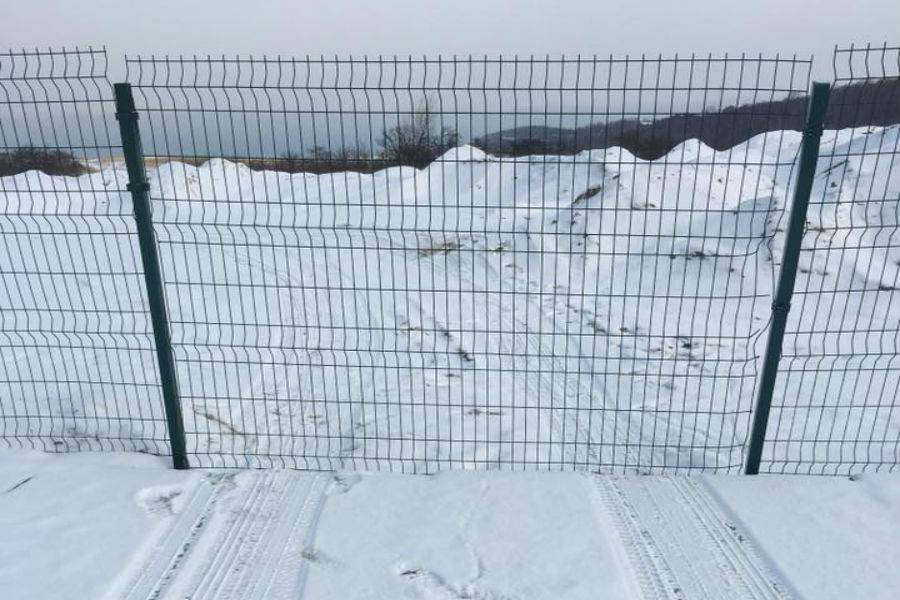 Глава Янтарного: автомобилисты проехали на пляж сквозь забор (фото) 