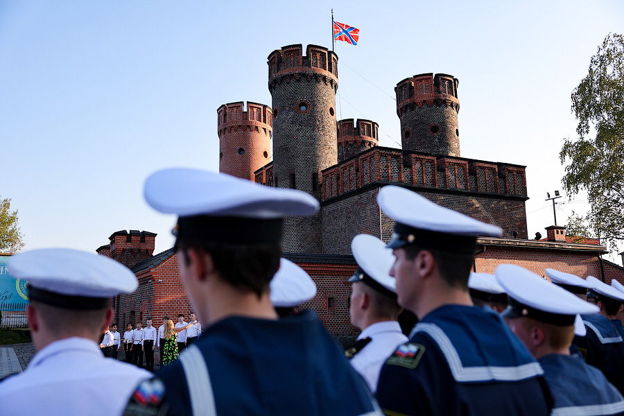 И Пётр I такой молодой: во Фридрихсбургских воротах установили скульптуру Зураба Церетели (фото)