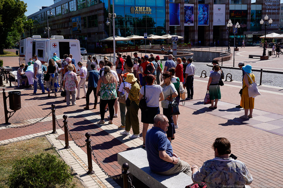Кто последний на укол: в Калининграде образовались очереди на прививку от COVID