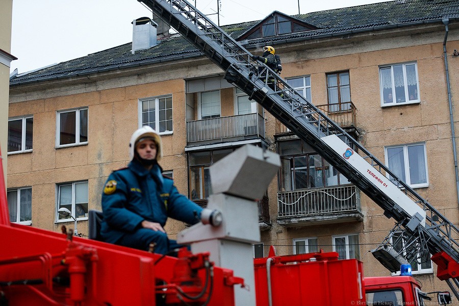 В Калининграде пожарные спасли человека из горящей квартиры
