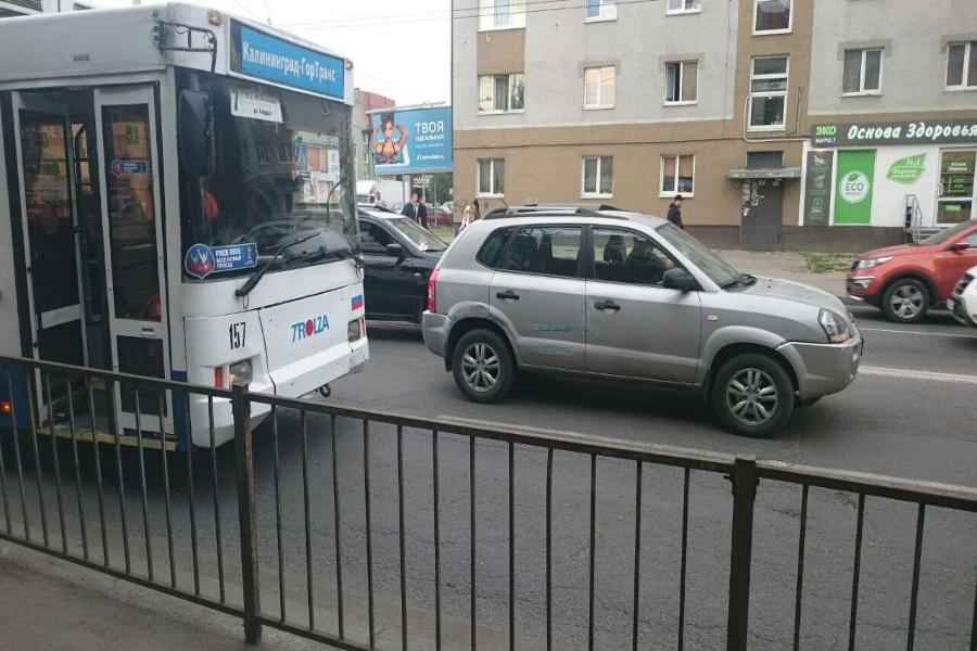 На ул. Горького столкнулись внедорожник и троллейбус, образовалась пробка