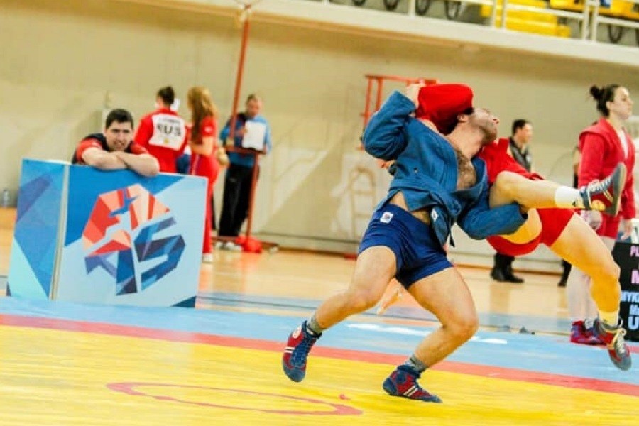 Геворг Гзирян (в синей форме). Фото — Анна Иваницкая, sambo.ru. Предоставлено министерством спорта Калининградской области