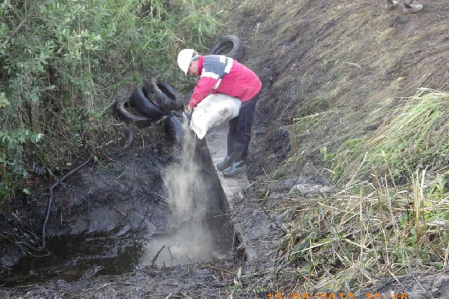 В Гурьевском районе прорвало нефтепровод, загрязнено около 1 га земель (фото)
