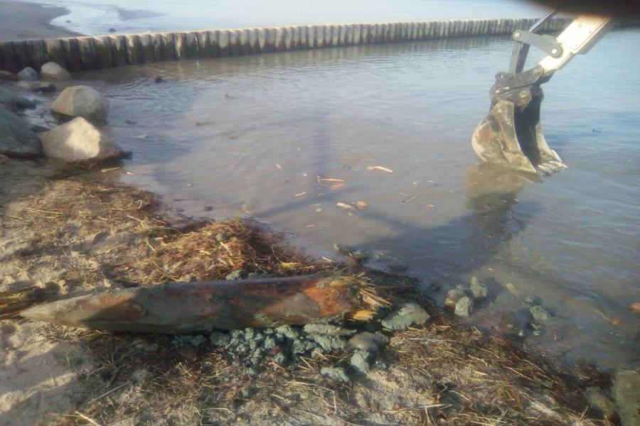Власти Зеленоградска собирают на пляже остатки довоенного променада