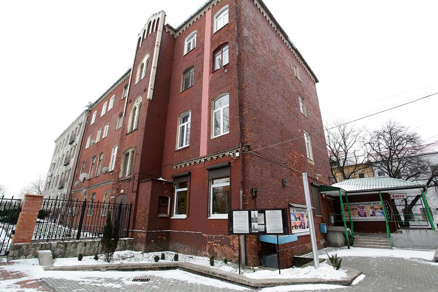 «А дальше мы?»: жильцы дома рядом с филармонией опасаются выселения со стороны РПЦ