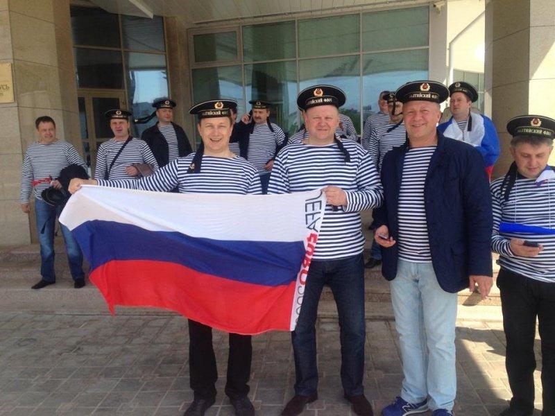 Чиновники во главе с Цукановым сходили на хоккей в Минске в тельняшках и бескозырках (фото)