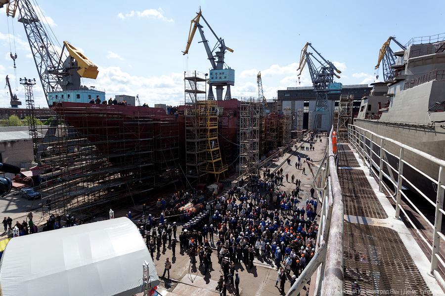 «Подарок ко Дню рождения»: фоторепортаж со спуска на воду БДК «Иван Грен»