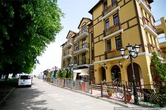 В Зеленоградске эвакуируют неправильно припаркованные машины