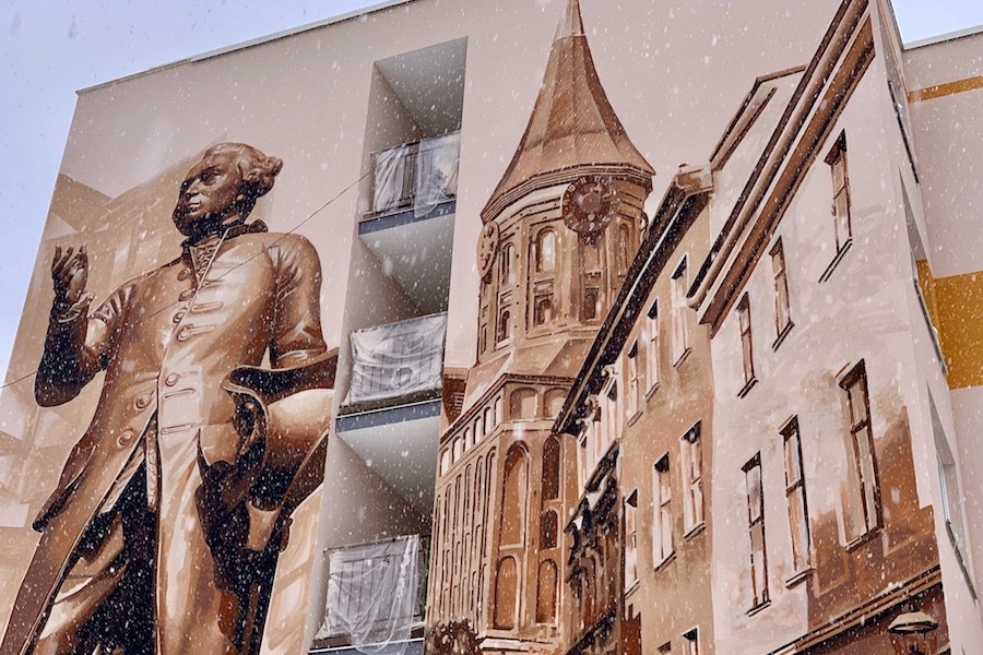 Фасад дома в Калининграде украсили портретом Канта и видами Кенигсберга (фото)