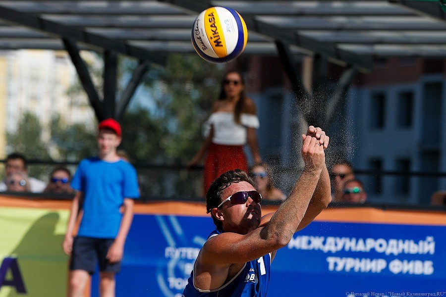 Лежали на пляже? Вот что было на песчаных кортах совсем рядом с вами (фото)