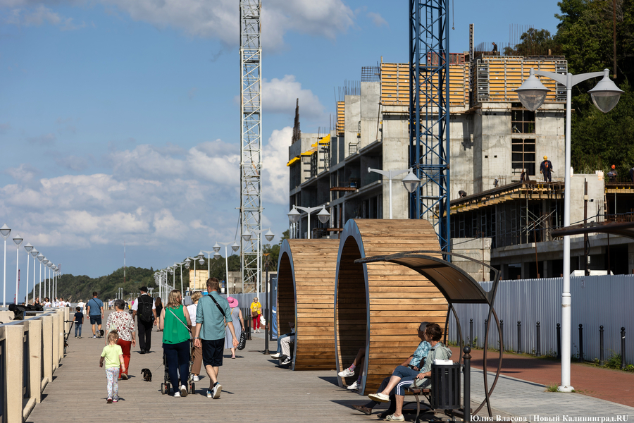 С видом на море и стройку: как выглядит пляж в Светлогорске этим летом