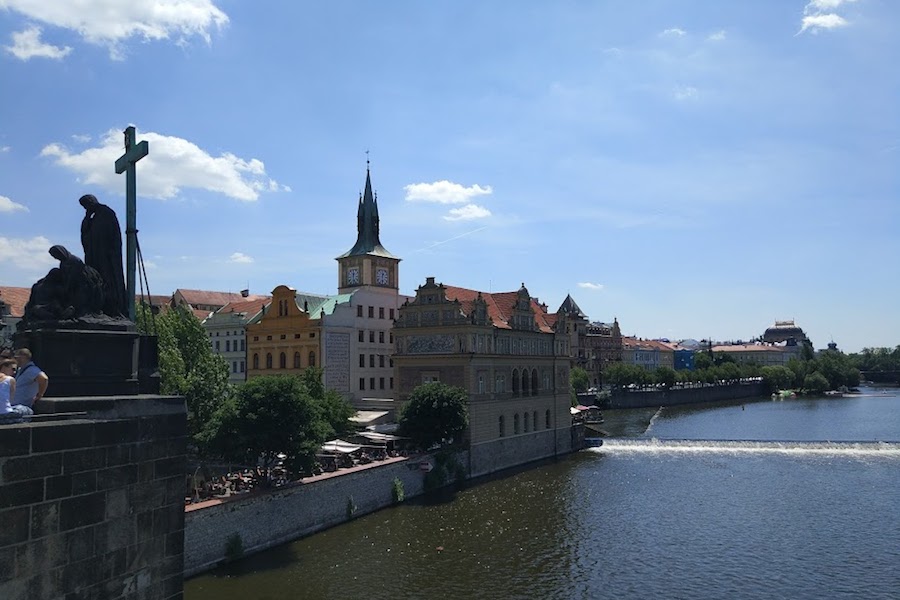 Чехия останавливает выдачу виз россиянам