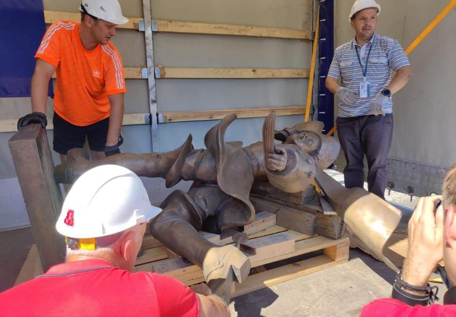 В Калининград доставили скульптуру Зураба Церетели для Музея Мирового океана