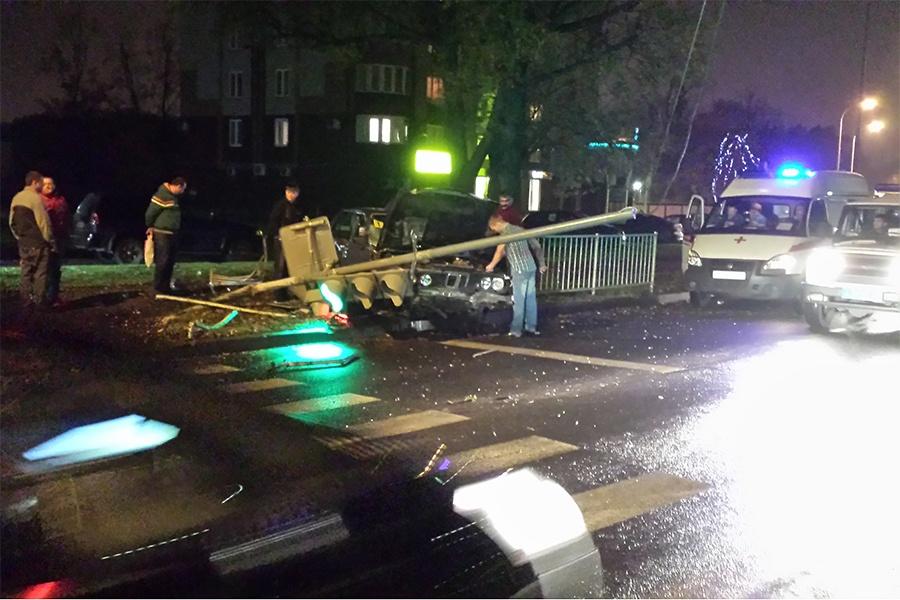В Калининграде «БМВ» снесла светофор (фото)