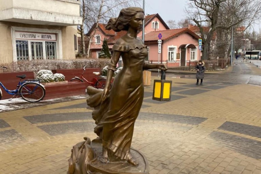 В Зеленоградске к 8 Марта установили новую скульптуру — «Бегущую по волнам» (фото)