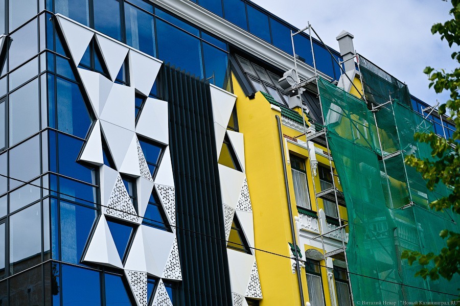 Стекло и треугольники: как выглядит фасад реставрируемой «Кройц-аптеки»