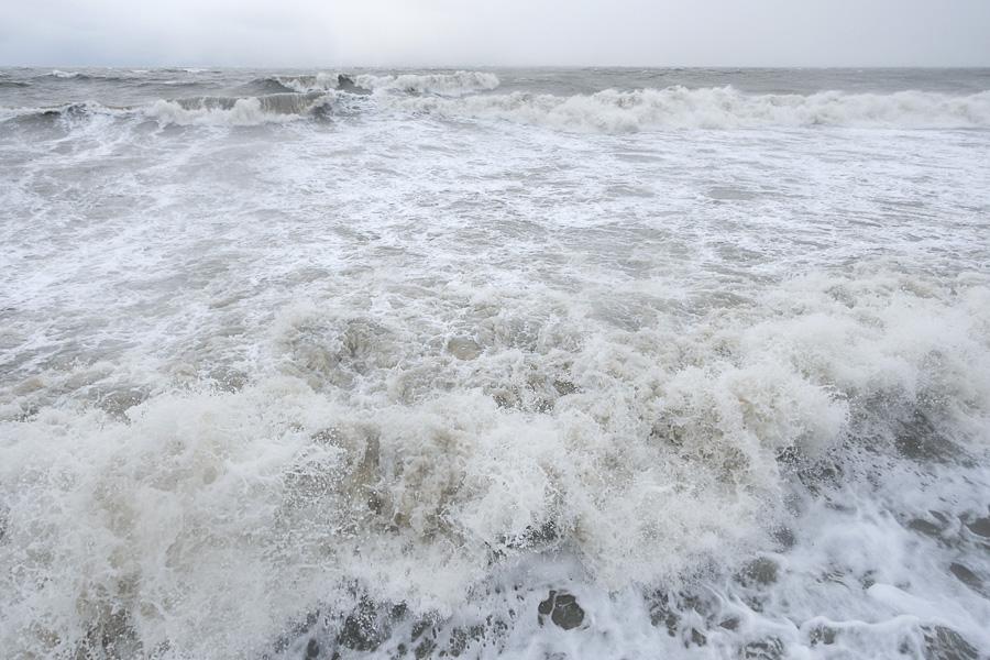 Добить «Ксавьером»: променад в Зеленоградске оказался не готов к зимним штормам