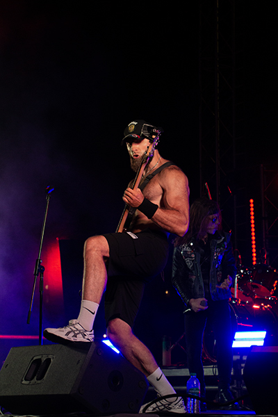 Марафон мировых хитов: в Калининграде прошёл рок-фестиваль с трибьют-шоу (фото)