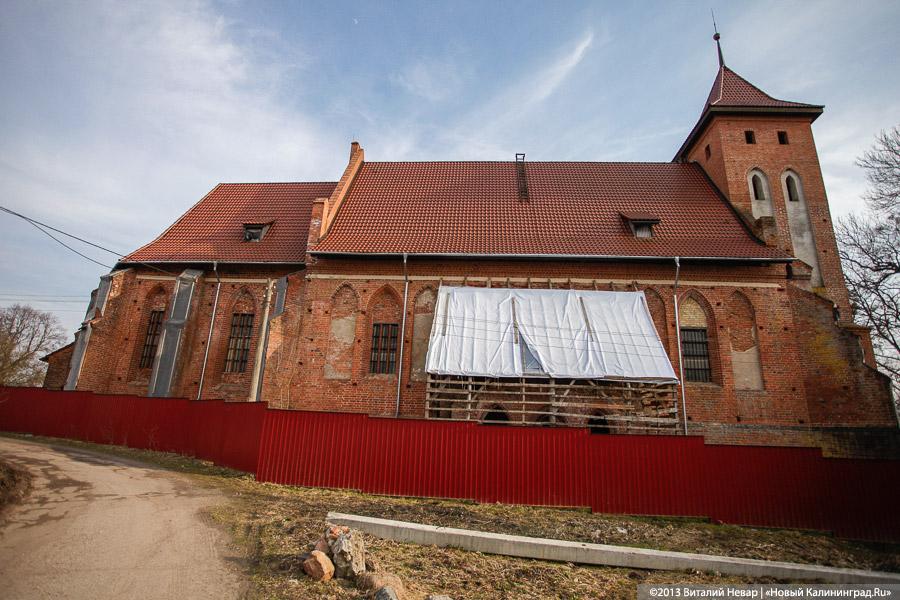 «У РПЦ свои законы»: рядом с кирхой Арнау появился двухэтажный дом (+фото)