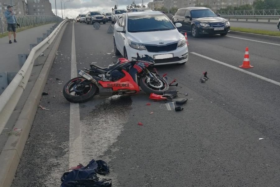 На Сельме мотоциклист врезался в багажник машины, мотоцикл отбросило на ограждение (фото)