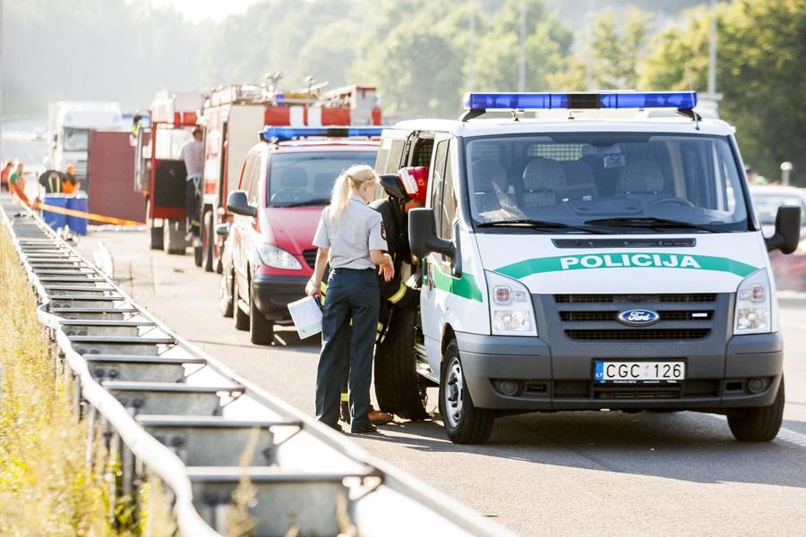 В Литве перевернулся калининградский грузовик с макулатурой (фото)