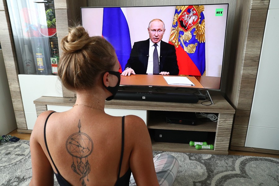Выплаты, каникулы, налоги: «антикризисные» меры Путина в кратком изложении