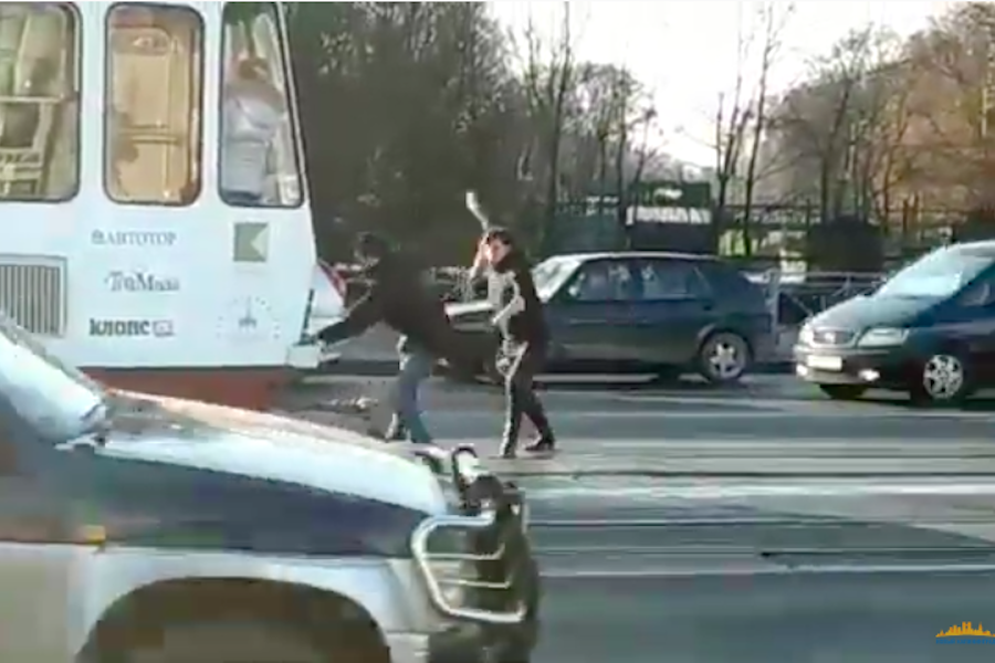 В Калининграде кондуктор трамвая прогнала «зацепера» мехом с капюшона (видео)