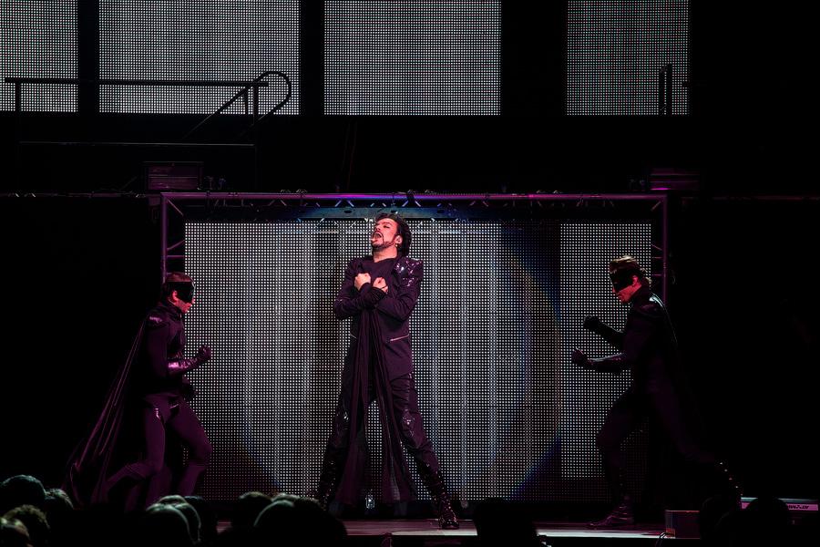 «И тут я, весь в белом»: фоторепортаж с концерта Филиппа Киркорова