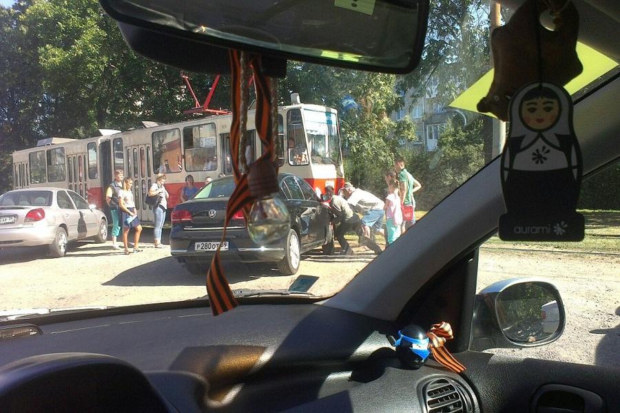 Пассажирам калининградского трамвая пришлось сталкивать машину с путей (фото)