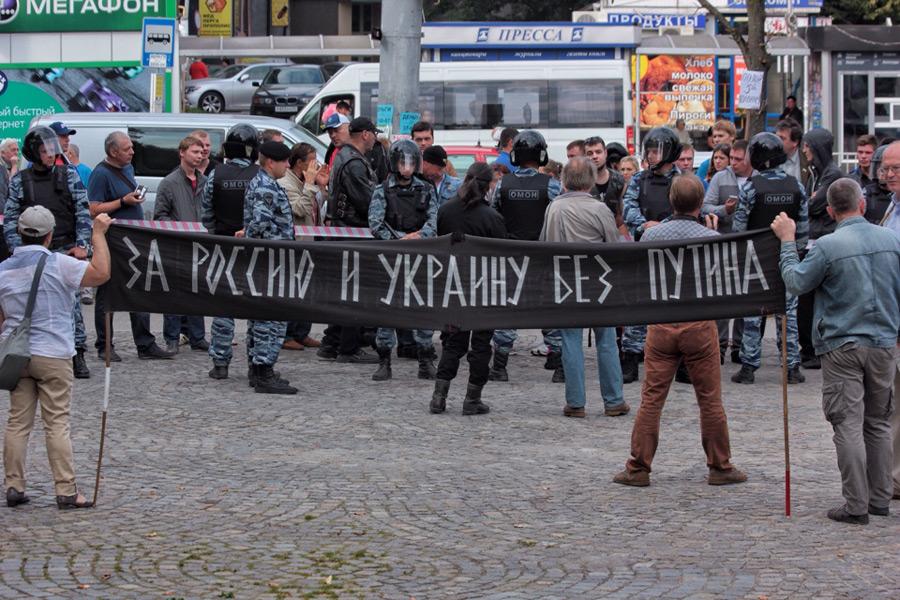 Протест протесту: на митинге против войны на Украине потасовку разнимал ОМОН
