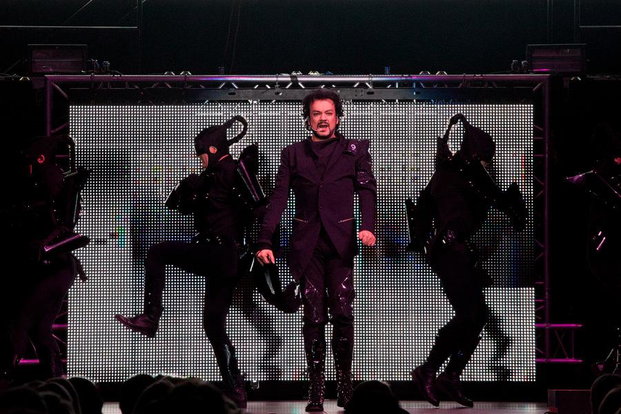 «И тут я, весь в белом»: фоторепортаж с концерта Филиппа Киркорова