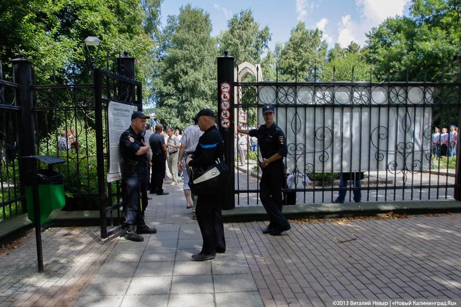 Камуфляж и полоски: «Голубые береты» Калининграда почтили память погибших товарищей