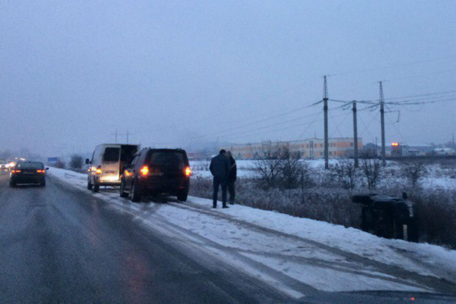 В Калининграде на улице Окружной две иномарки вылетели в кювет, одна перевернулась (фото)