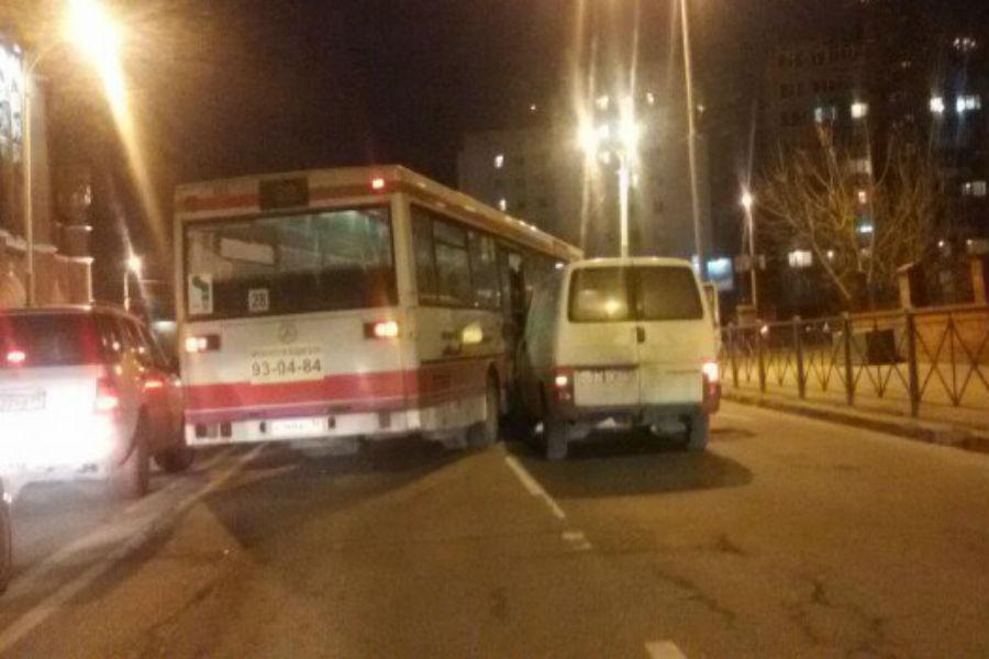 На Литовском валу «микрик» врезался в автобус (фото)