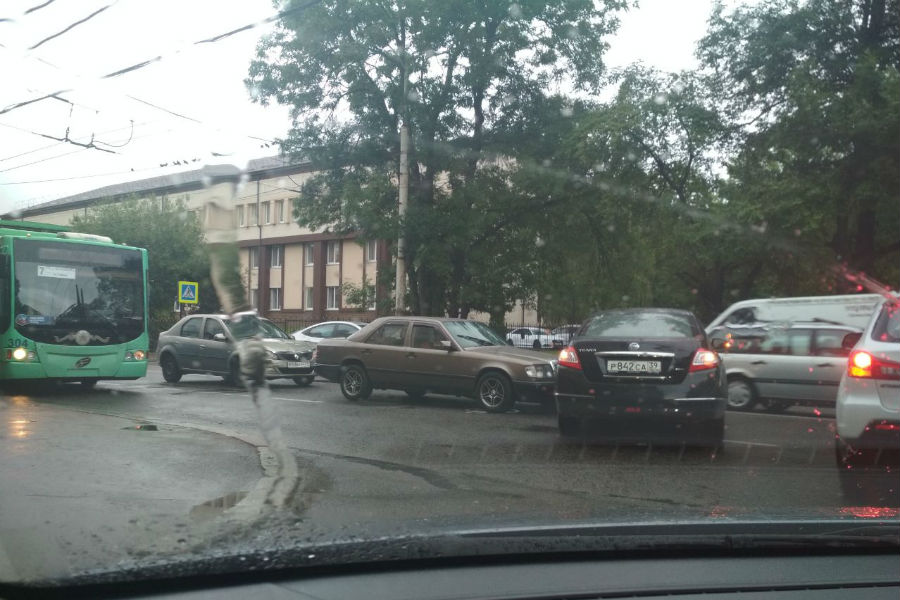 Участники тройного ДТП частично перекрыли ул. Горького (фото)