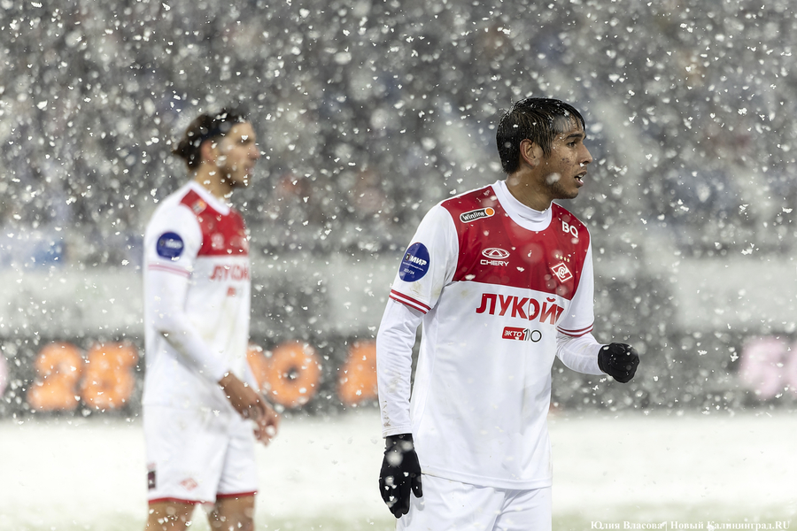 «Не футбол, а регби»: снежный матч «Балтика» — «Спартак» в фотографиях