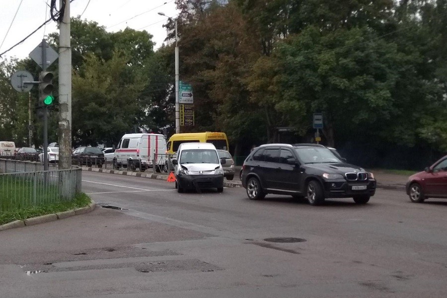 На Горького столкнулись 2 авто, затруднив проезд перед перекрестком (фото)