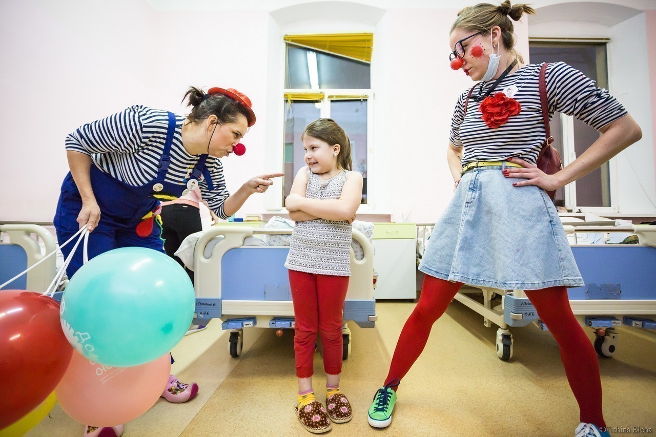 «Я не вижу болезни, я вижу детей»: зачем нужны клоуны в детской онкогематологии