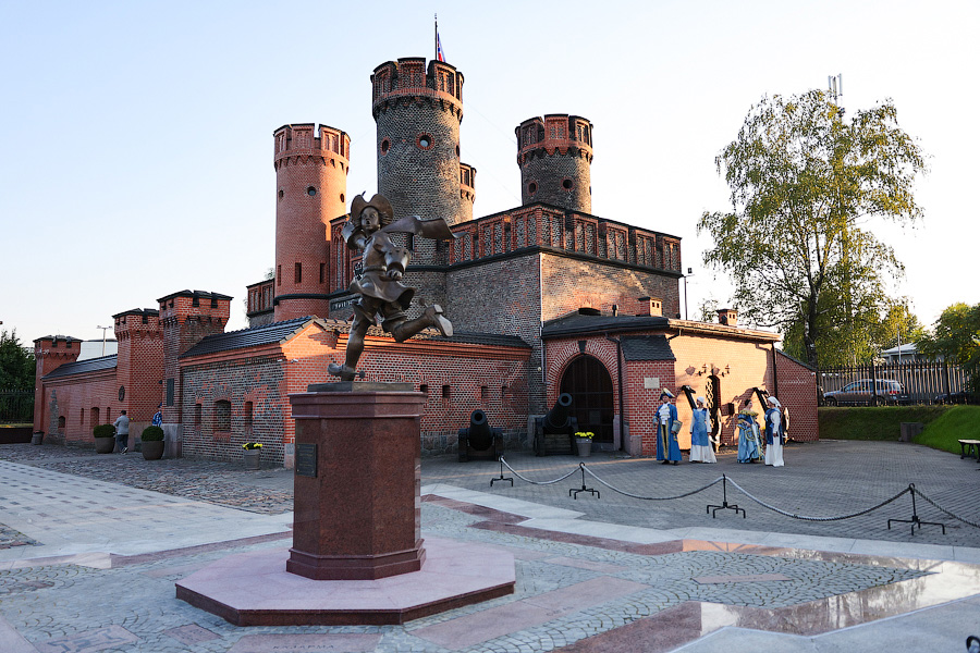 И Пётр I такой молодой: во Фридрихсбургских воротах установили скульптуру Зураба Церетели (фото)