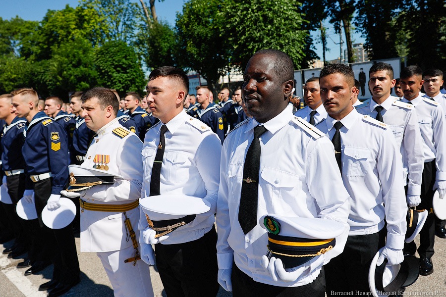Погоны, кортики и женщины-офицеры: как прошел выпуск в БВМИ (фото)