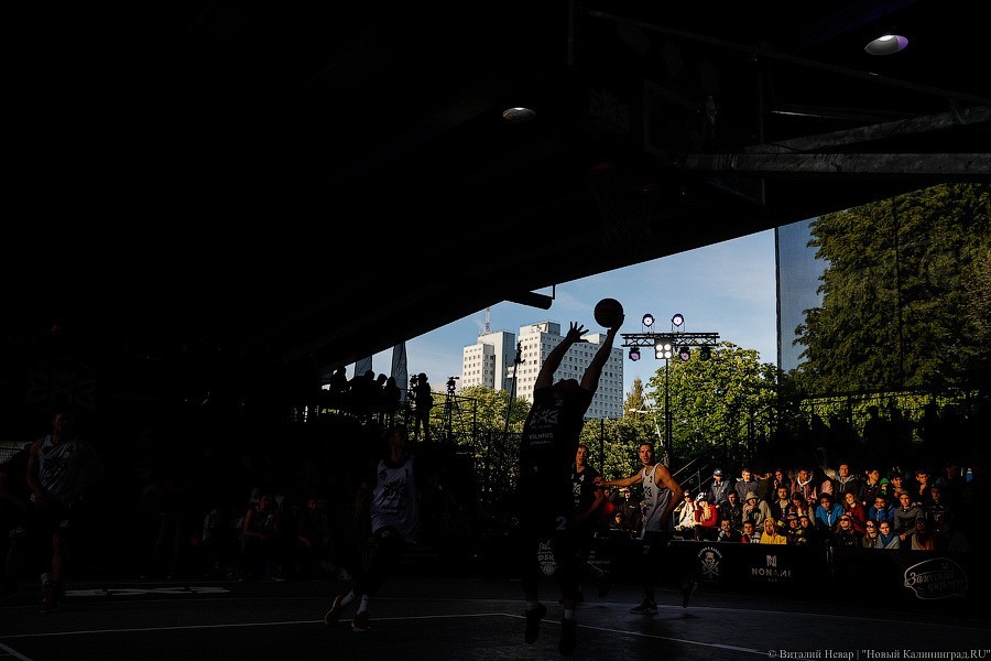 Слэмданк под мостом: в Калининграде прошел статусный турнир по стритболу (фото)