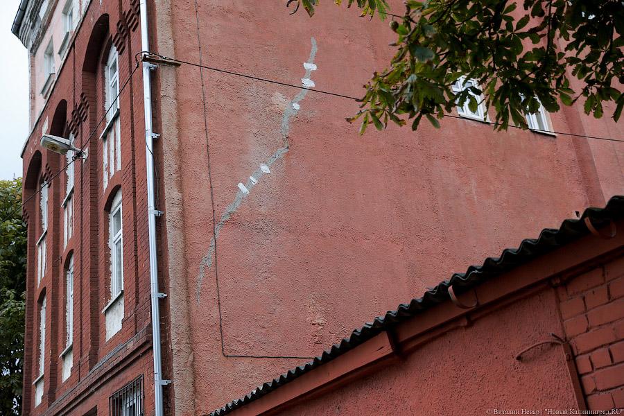 Осторожно, кирпичи: на Эпроновской осыпается историческое здание школы