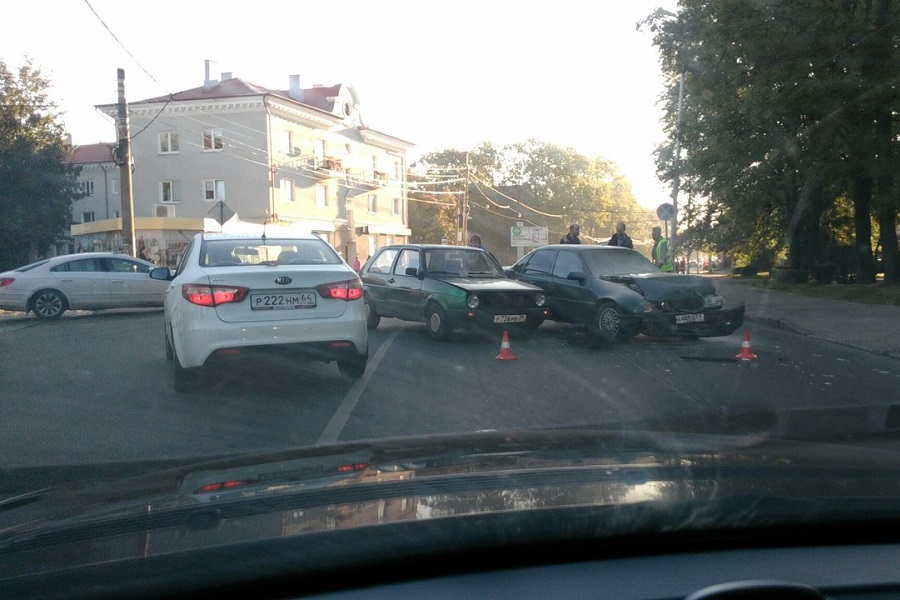 На ул. К. Маркса столкнулись два авто, движение затруднено (фото)
