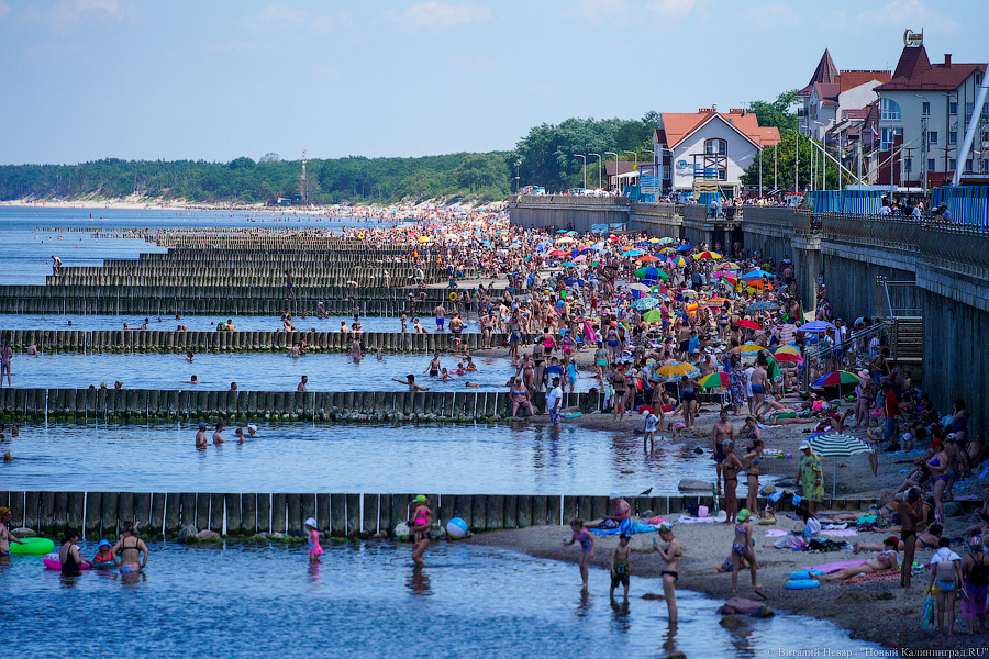 Тесные контакты: пляжи области в жаркие выходные были забиты туристами (фото)