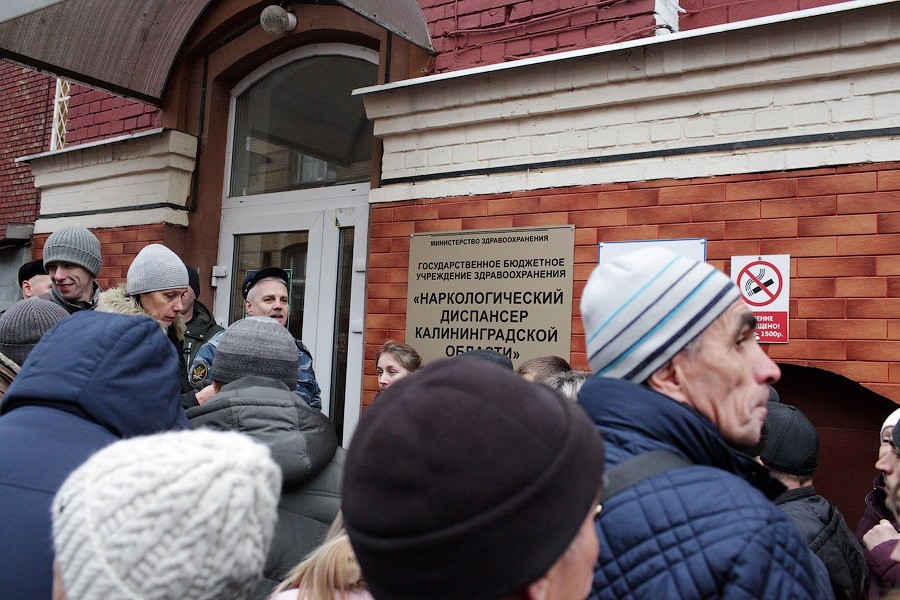 Чемпионат по очередям: что происходит перед наркодиспансером на Барнаульской