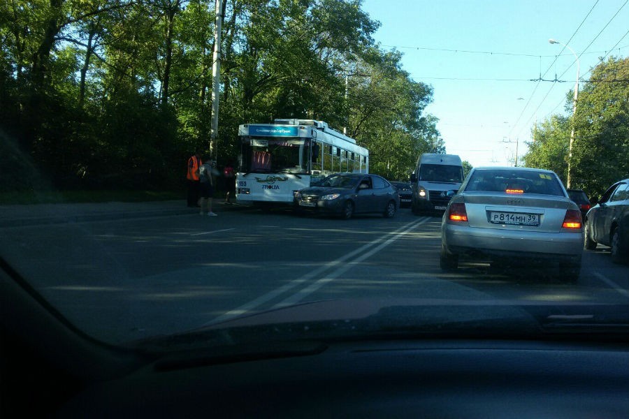 На Киевской столкнулись троллейбус и легковое авто (фото)