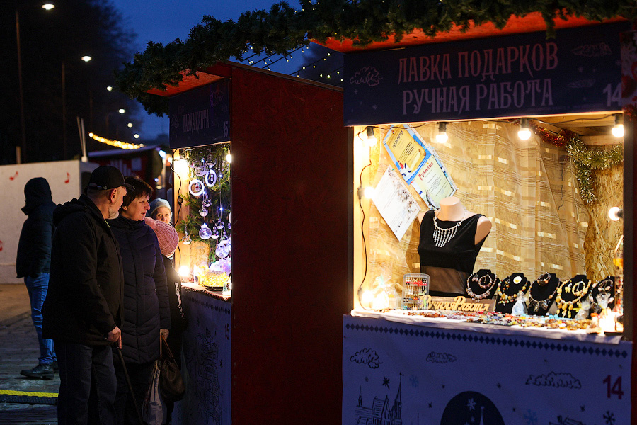 Гастрономическая шаурма и другие: на острове Канта открылась новогодняя ярмарка (фото)